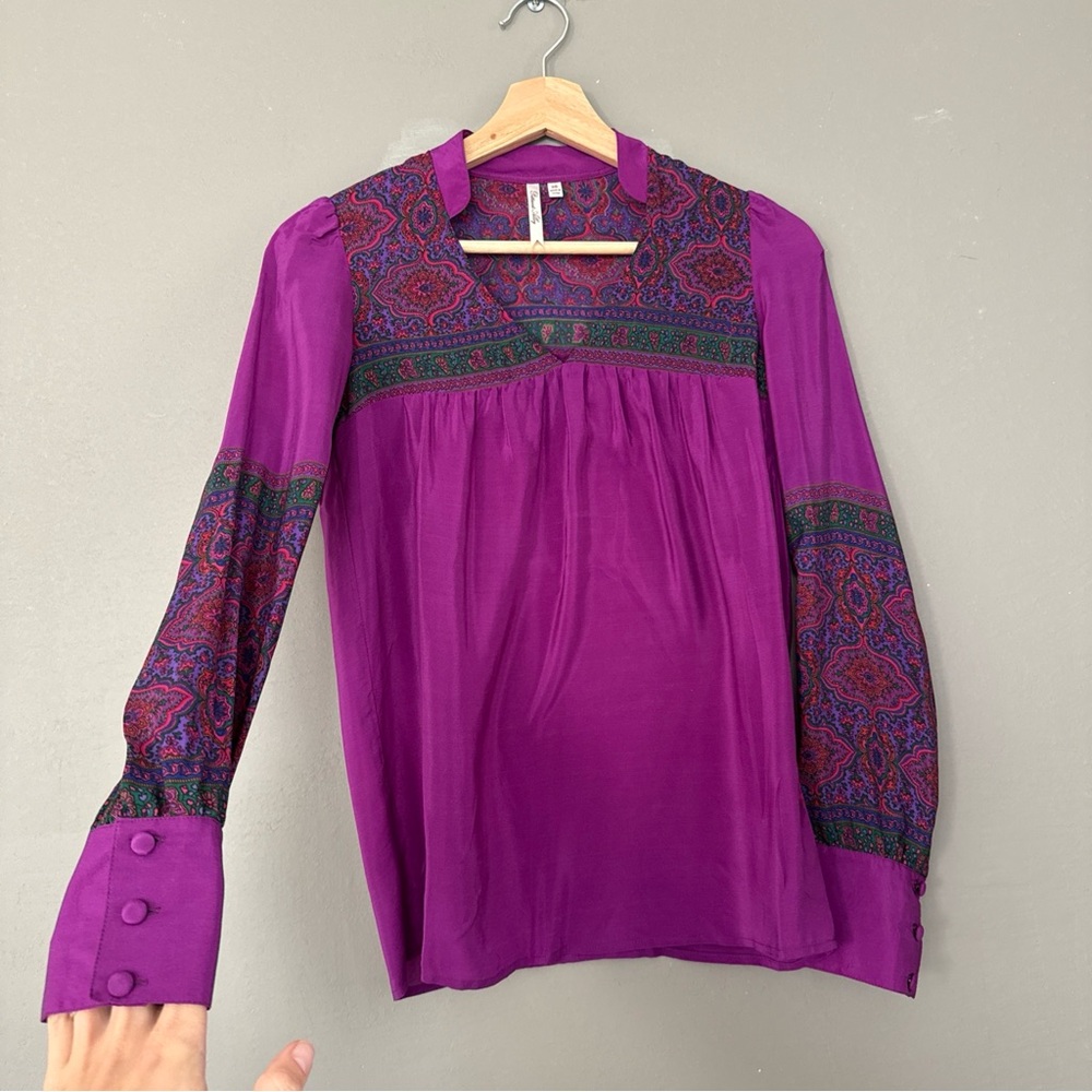 Please carefully review pictures. There’s a stitched hole.